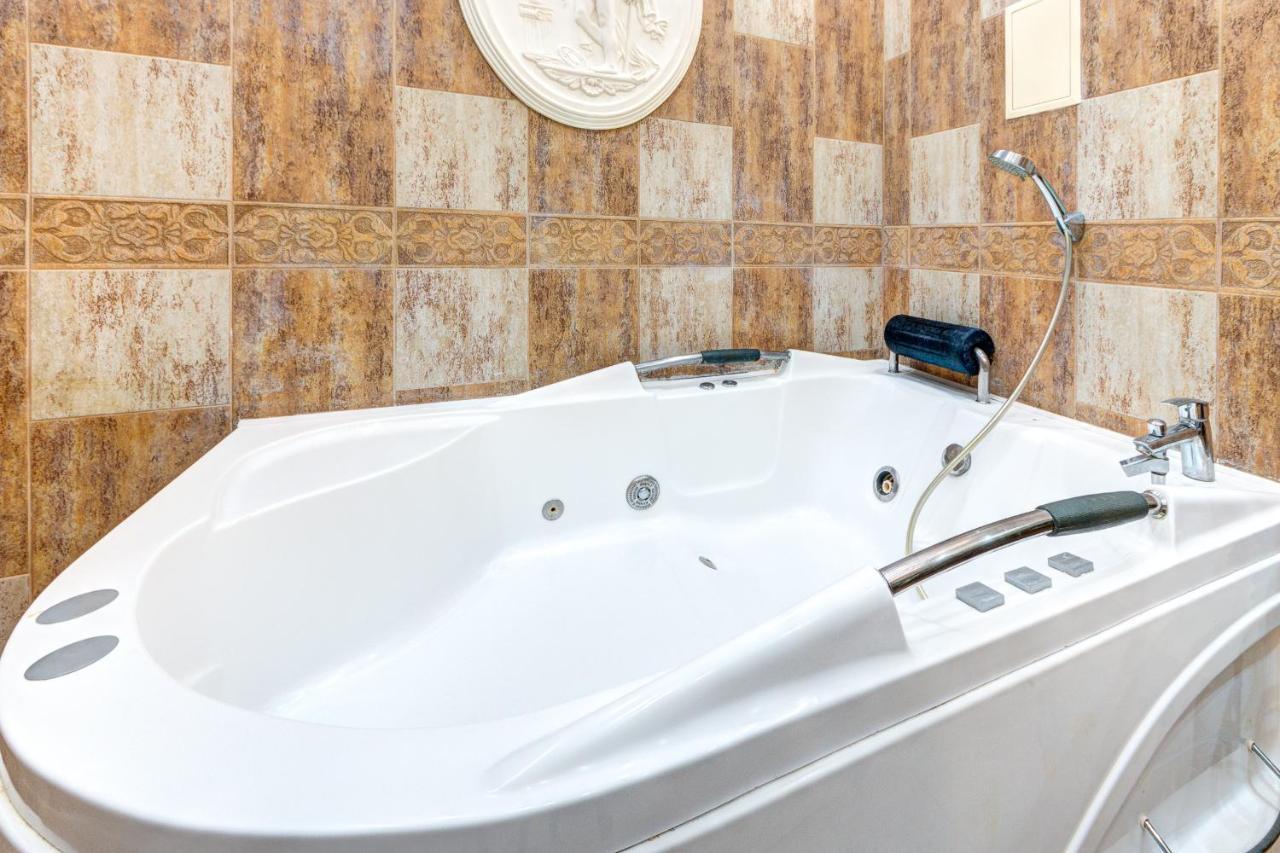 Світло! Vip Apartment In The Druzhby Narodiv Metro Station Kiev Exteriör bild